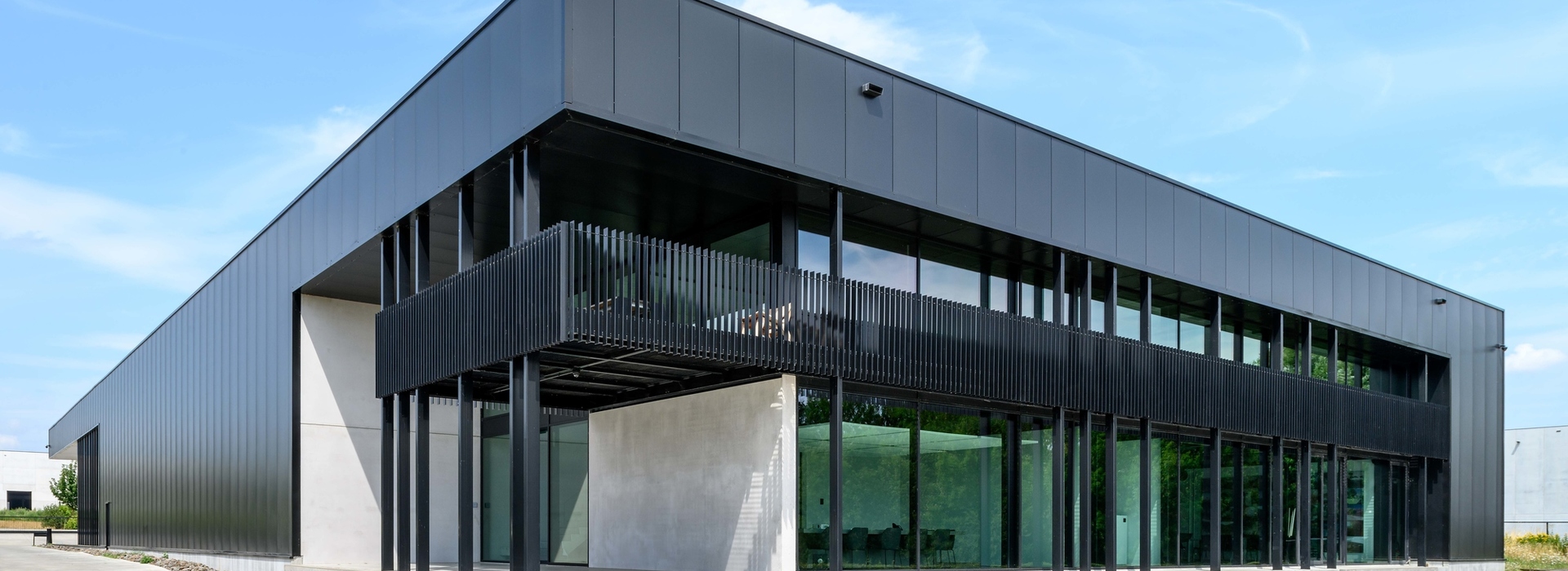 banner gebouw savic group 001